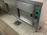un grand évier en inox au milieu d'une cuisine
