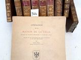 plusieurs vieux livres sont empilés sur une table