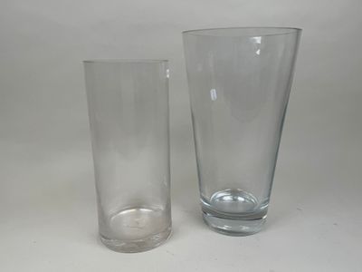deux vases en verre posés l'un à côté de l'autre sur une table
