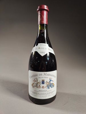 une bouteille de vin posée sur une table