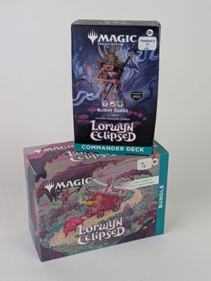deux boîtes de Magic : The Gathering (jeu de cartes à collectionner) contenant des decks Commander