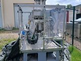 une machine qui se trouve sur le bord de la route