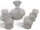 beaucoup de verres et une carafe sur la table