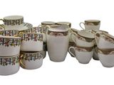beaucoup de tasses et de mugs empilés les uns sur les autres