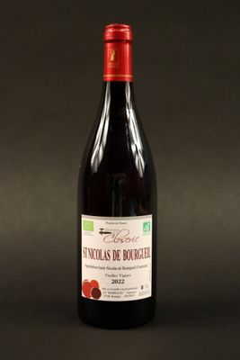 une bouteille de vin posée sur une table