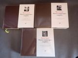 trois livres sont posés sur une table les uns à côté des autres