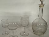 quatre verres à vin et une carafe posés sur une table
