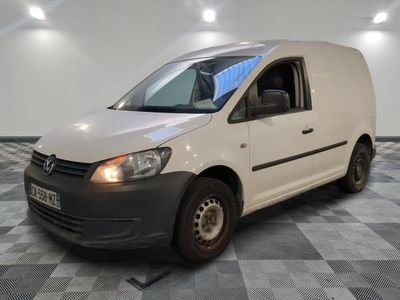 la camionnette blanche est garée sur le sol en damier d'une pièce