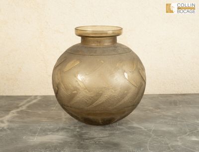 un vase en or posé sur une table en marbre