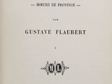 un vieux livre avec un titre en noir et blanc