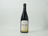 une bouteille de vin posée sur une table