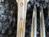 trois cuillères et une fourchette posées sur une nappe noire
