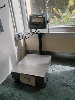 une image représentant une balance dans une pièce dotée d'une fenêtre