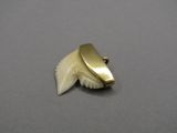 une photo d'un pendentif plaqué or orné d'une dent de requin
