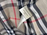 un gros plan sur une chemise à carreaux avec une étiquette