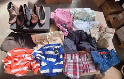 94 / Lot de 68 kg de vêtements, chaussures et accessoi… - Photo 1