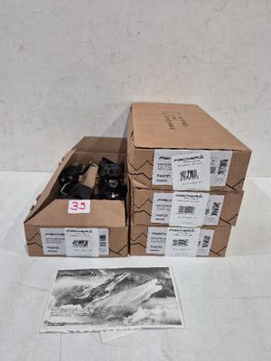 deux cartons contenant des appareils photo posés par terre l'un à côté de l'autre