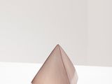 l'image d'un objet en forme de pyramide sur une surface blanche