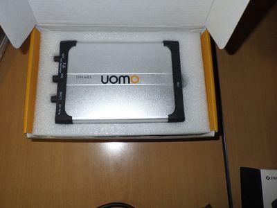 un boîtier contenant un disque dur, posé sur une table