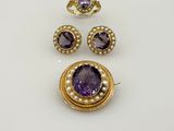 une collection de bijoux en améthorate et en perles, comprenant une bague, une boucle d'oreille et une bague