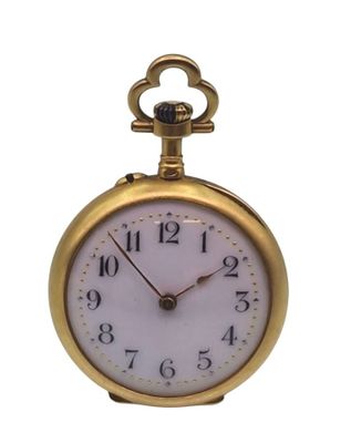 une montre de poche en or avec un cadran blanc sur fond blanc