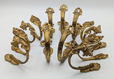 un ensemble d'objets métalliques de couleur dorée posés sur une surface blanche