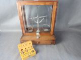 une horloge posée sur une table