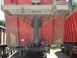 un camion-benne rouge garé à côté d'un camion-benne rouge