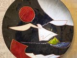 une assiette noire et blanche ornée d'un motif rouge et blanc