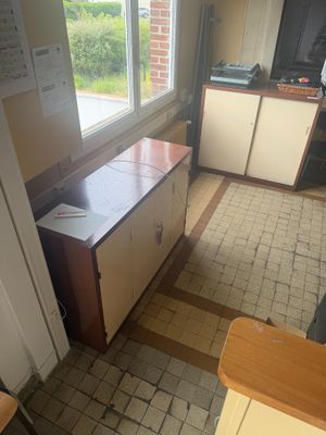 vue sur une cuisine depuis la fenêtre d'une maison