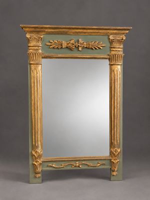 un miroir richement sculpté, doté d'un cadre vert et de finitions dorées