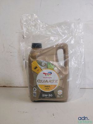 une bouteille en plastique contenant un liquide, posée sur un plan de travail