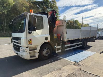 un camion blanc avec un homme debout à l'arrière