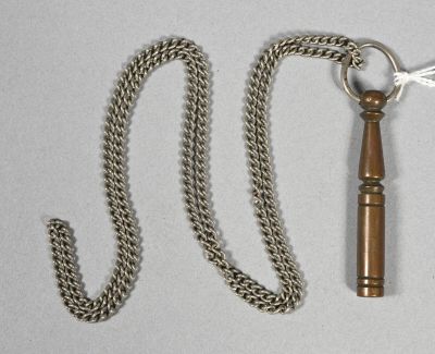 Quille militaire et sa chaine en métal.