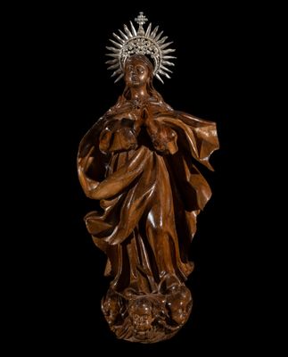 une image représentant une statue en bois d'une femme portant une couronne sur la tête