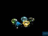 trois pierres précieuses de couleurs différentes sur fond noir