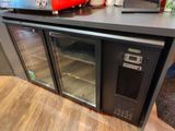 une photo d'une cuisine avec un réfrigérateur et un micro-ondes