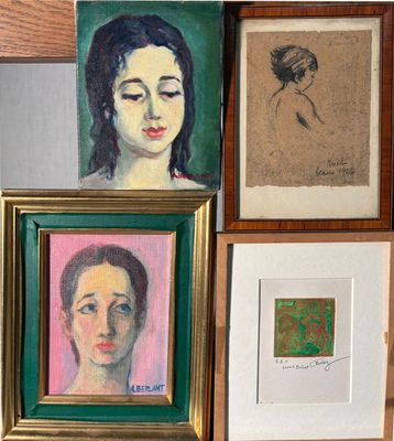 de nombreux tableaux posés sur une étagère sur laquelle est représenté le visage d'une femme