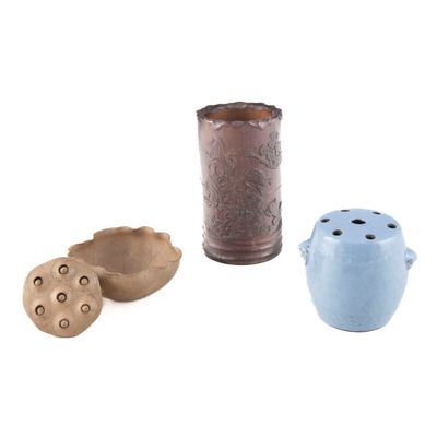 trois vases et un ensemble sel et poivre sur fond blanc