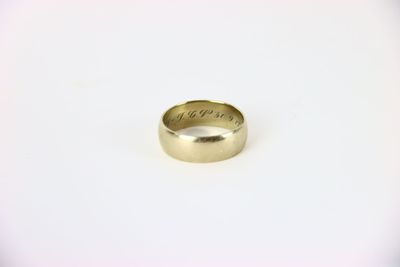 un gros plan d'une bague en or portant une petite inscription