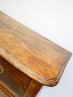 Commode de style Louis XIV en chêne ouvrant par deux tiroirs… (photo 5)