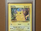 gros plan d'une carte pokemon sur une table