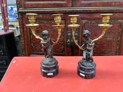 deux bougies posées sur une table rouge