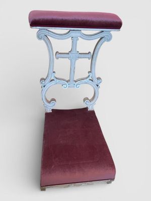 PRIE -DIEU en bois sculpté et peint, garni de velours rouge.  « Lot ve