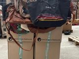 une pile de sacs posée sur une palette dans un entrepôt