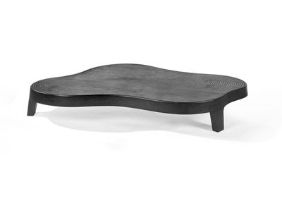 une table basse noire posée sur un plateau blanc
