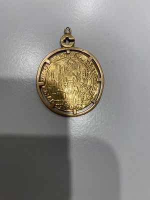 gros plan d'une médaille d'or sur une surface blanche