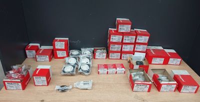 beaucoup de boîtes rouges posées sur une table