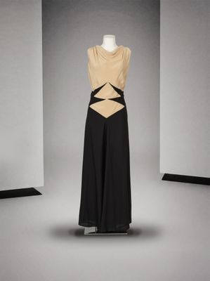 robe noire et beige sur un mannequin de studio