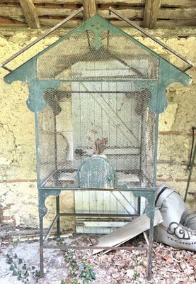 une petite cage à oiseaux avec un oiseau à l'intérieur